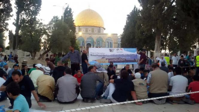 Buka puasa bersama Daarut Tauhiid di depan Masji Al-Aqsa, Palestina, beberapa waktu lalu.