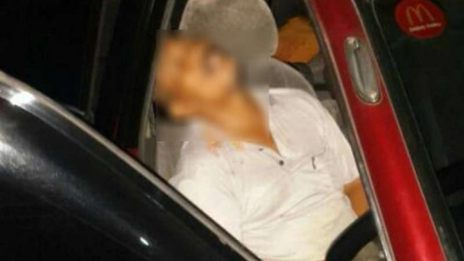 Tukul atau Suryanto, ditemukan tewas di dalam mobil miliknya. Pria berusia 51 tahun ini diduga terkena serangan jantung mendadak.