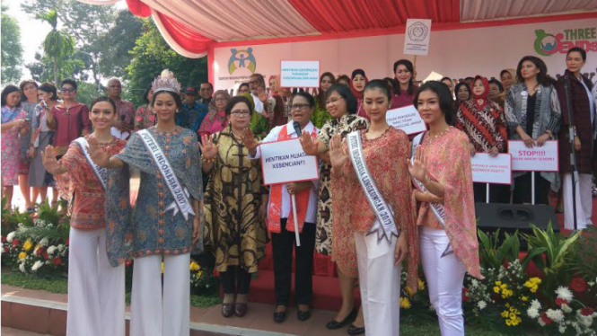 Deklarasi tolak kekerasan terhadap perempuan dan anak di Tugu Proklamasi.