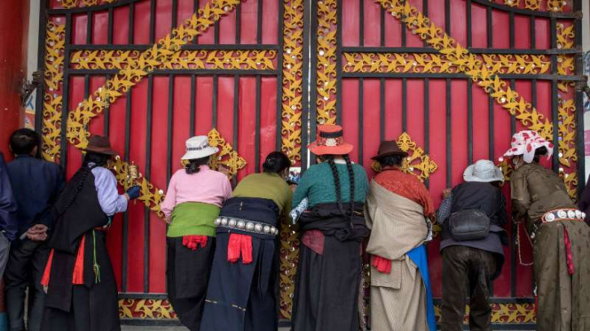 Tingkah laku orangtua di Tibet mengintip anak-anak mereka ujian sekolah.