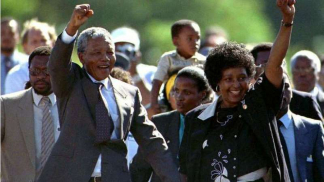Mendiang Nelson Mandela (kiri).