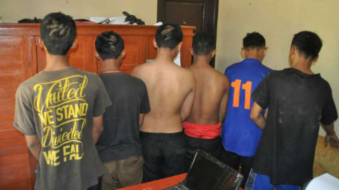 Enam remaja ditangkap polisi gara-gara membobol gerai ponsel di Kabupaten Musi Banyuasin, Sumatera Selatan, pada Jumat, 9 Juni 2017.