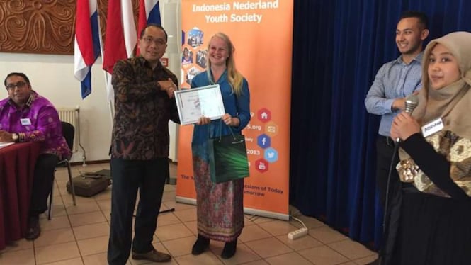 Dubes RI, I Gusti Agung Wesaka Puja, memberi hadiah ke seorang gadis Belanda yang jadi pemenang lomba pidato Berbahasa Indonesia di Den Haag. 