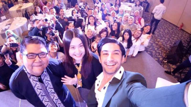 Reza Rahadian berfoto selfie bersama para penggemarnya
