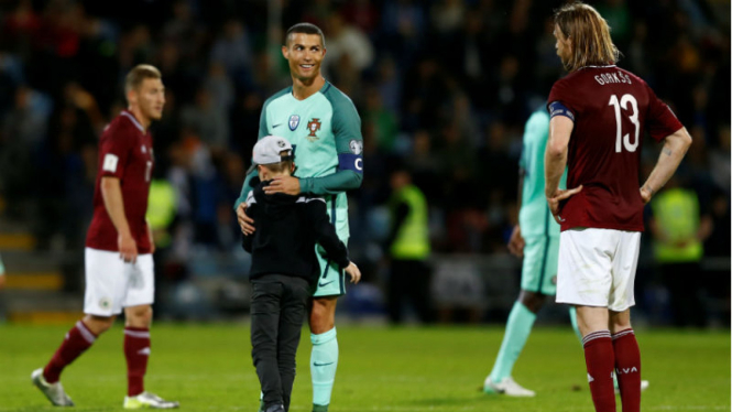 Bintang Timnas Portugal, Cristiano Ronaldo, bersama penyusup cilik.