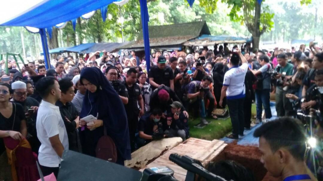 Suasana di TPU Pondok Ranggon, Pemakaman Julia Perez.