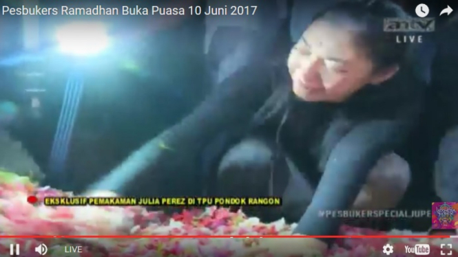 Adik Julia Perez menangis di pemakaman kakaknya. 
