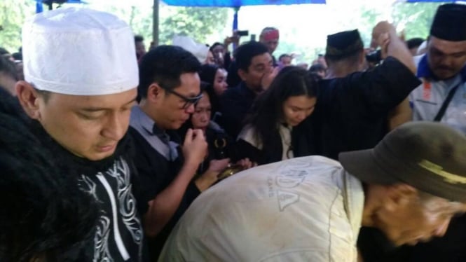 Ustaz Zacky Mirza (kiri) di Pemakaman Julia Perez.