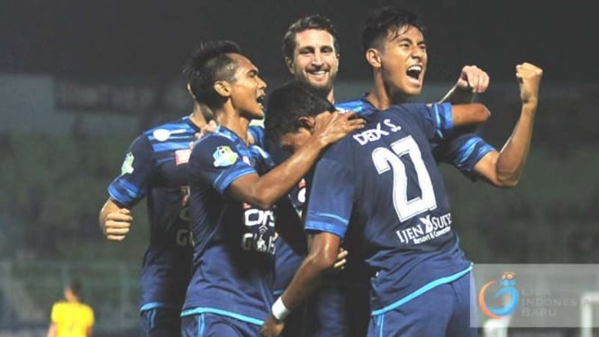 Para pemain Arema FC merayakan gol