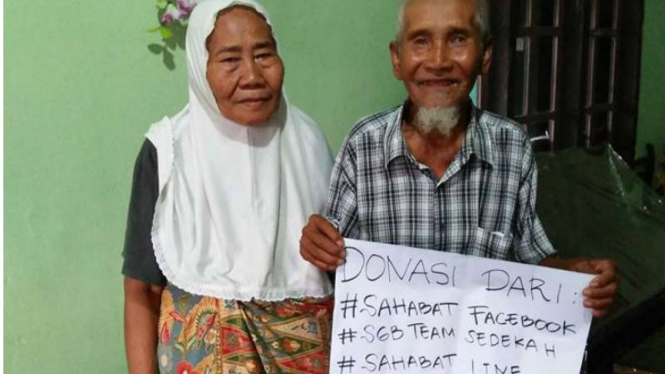 Kakek Suratman (94 tahun, bersama istrinya usai menerima bantuan. Pria ringkih penjual pisang ini sebelumnya dirampok. Uang Rp1,1 juta miliknya digondol rampok.