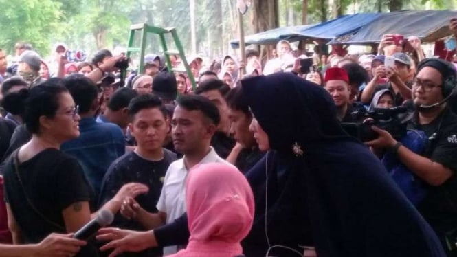 Ruben Onsu di pemakaman Julia Perez di TPU Pondok Ranggon, Jakarta Timur.