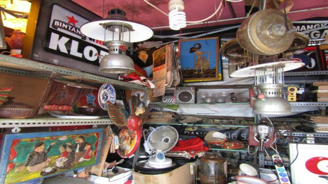 Barang-barang antik yang dijual komunitas seni di kawasan Kota Lama Semarang