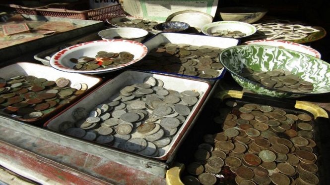 Barang-barang antik yang dijual komunitas seni di kawasan Kota Lama Semarang