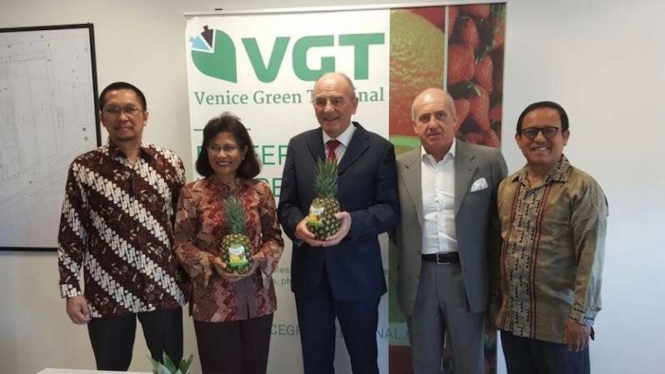 Dubes RI Esti Andayani (kedua dari kiri) bersama para pengusaha Italia dan pejabat KBRI Roma saat menyambut datangnya buah nanas segar asal Tanah Air di Kota Venezia, 9 Juni 2017.