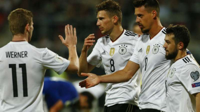 Para pemain Jerman rayakan kemenangan
