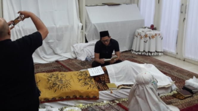 Jenazah almarhum suami ririn Ekawati