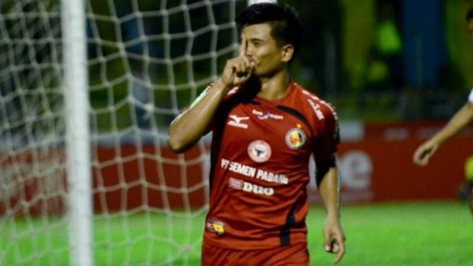 Striker Semen Padang FC, Tambun Naibaho