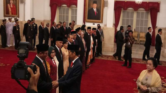 Presiden jokowi bersama Megawati Soekarnoputri saat pelantikan anggota DKPP, Senin 12 Juni 2017.