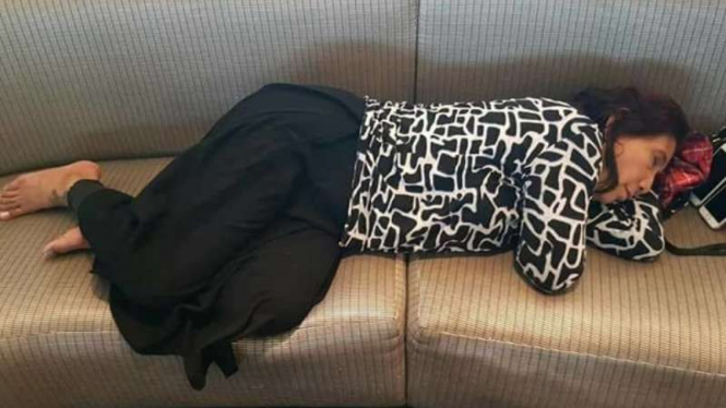 Menteri Kelautan dan Perikanan Susi Pudjiastuti tertidur di ruang tunggu Bandara JFK New York, Senin (11/6/2017)