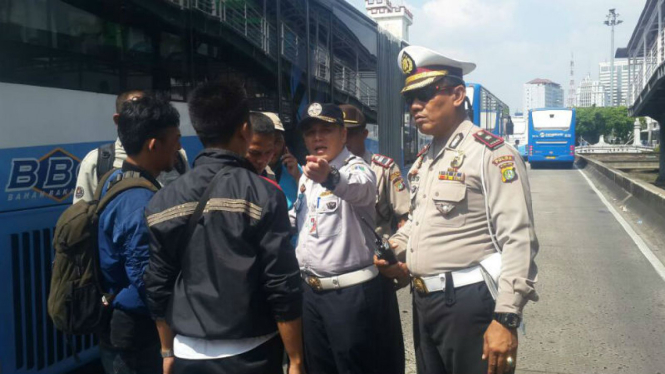 Polisi dan Dishub turun tangan atasi bus TransJakarta yang mogok operasi