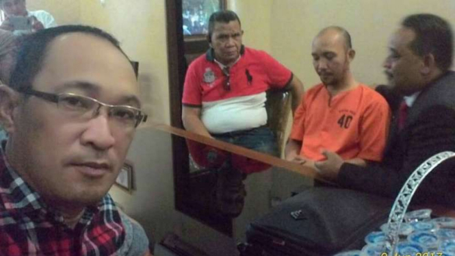 Aktivis referendum Minahasa Merdeka, Rocky Oroh (kemeja oranye) dikunjungi anggota DPD RI asal Sulawesi Utara, Benny Rhamdani (kanan), di Markas Polda Sulawesi Utara.