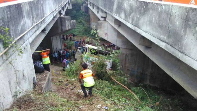 Bus SM Prima yang terjatuh di kolong jembatan Tol Tangerang-Merak, Senin (12/6/2017)