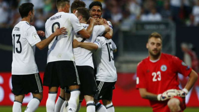 Para pemain Jerman rayakan gol Amin Younes