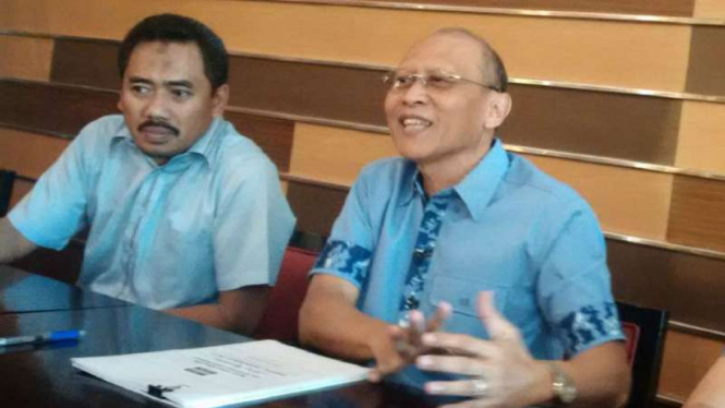 Pelaksana Tugas Ketua Partai Demokrat Jawa Tengah, Pramono Edhie Wibowo (kanan), dalam konferensi pers di Semarang pada Senin, 12 Juni 2017.