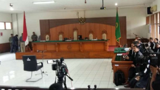 Sidang Perdana, Buni Yani Didampingi 29 Pengacara
