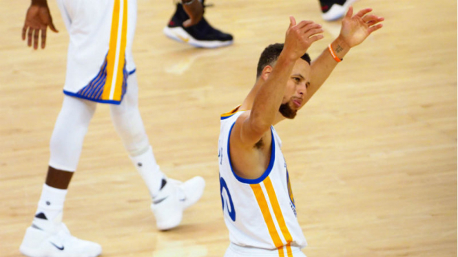 Bintang Golden State Warriors, Stephen Curry, merayakan kemenangan timnya