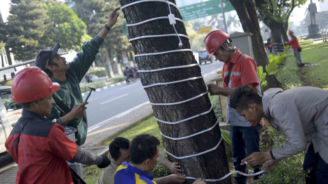 Pemasangan Lampu Hias HUT DKI Jakarta