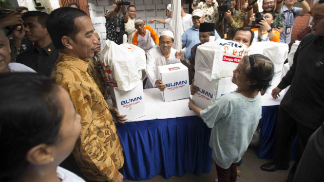 Jelang Lebaran, Presiden Jokowi Bagikan Sembako untuk Warga
