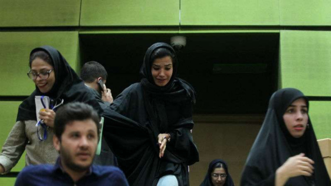 Sejumlah perempuan Iran di Gedung Parlemen di Teheran. 