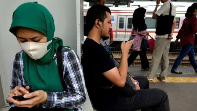 Pengguna smartphone di suatu stasiun kereta di Jakarta beberapa waktu lalu.