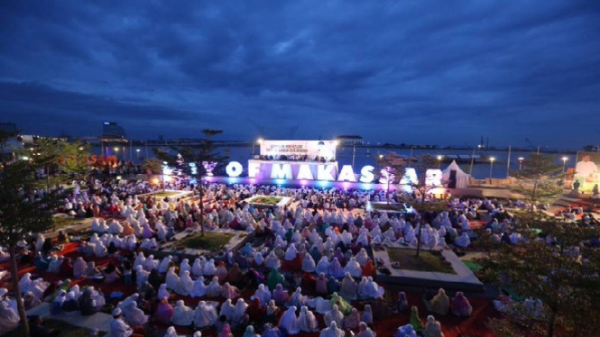 Gerakan salat berjamaah di Pantai Losari Makassar.