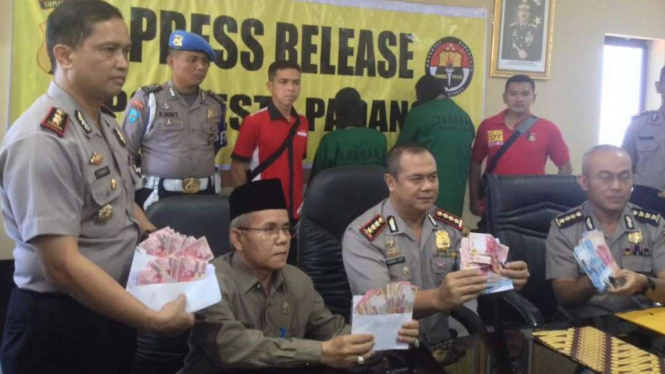Kepolisian Resor Kota Padang memperlihatkan barang bukti uang yang disita dari hasil penangkapan tersangka pungli di sebuah madrasah negeri di Padang pada Selasa, 13 Juni 2017.