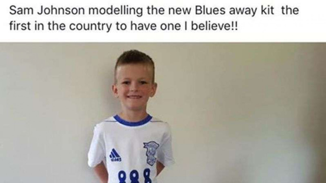 Seorang bocah berpose dengan kostum Birmingham City.
