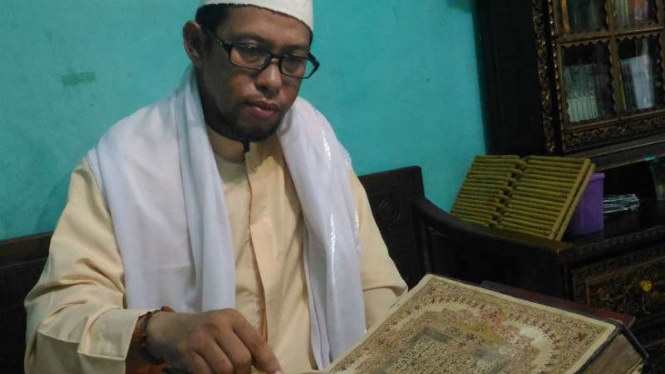 Kemas Haji Andi Syarifuddin, Imam Masjid Agung Palembang, pewaris ketujuh Alquran berlapis emas berusia 250 tahun warisan Kesultanan Palembang saat ditemui pada Selasa, 13 Juni 2017.