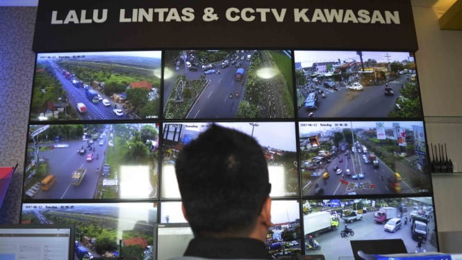 Ilustrasi ruang kontrol CCTV pemantau lalu lintas.