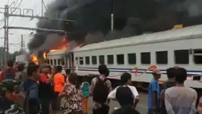 Kereta api yang terbakar di Senen, Jakarta Pusat, Selasa, 13 Juni 2017.