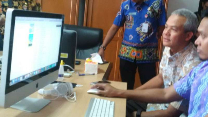 Gubernur Jawa Tengah, Ganjar Pranowo, memeriksa pelaksanaan PPDB online di Dinas Pendidikan pada Rabu, 14 Juni 2017.