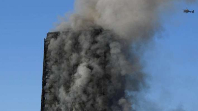 Asap hitam dan pekat masih menyelimuti apartemen di London.