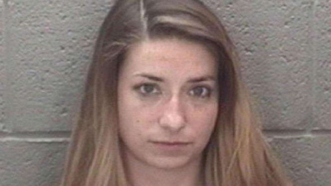 Erin McAuliffe ditahan karena berhubungan seks dengan murid-muridnya.