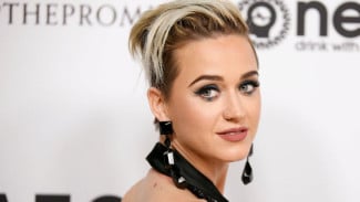 Liburan, Katy Perry Gandeng Seorang Pria