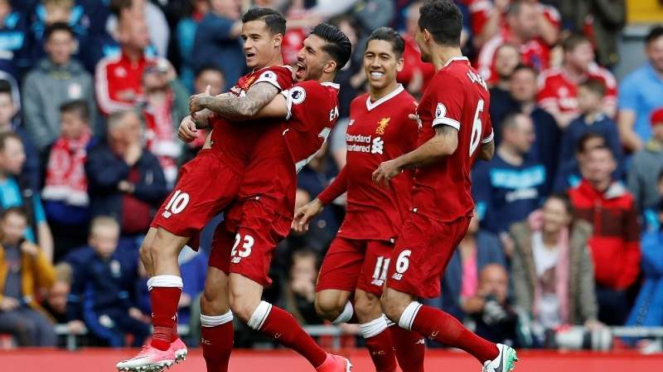 Para pemain Liverpool merayakan gol Philippe Coutinho (kiri)