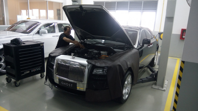 Teknisi sedang menservis Rolls-Royce.