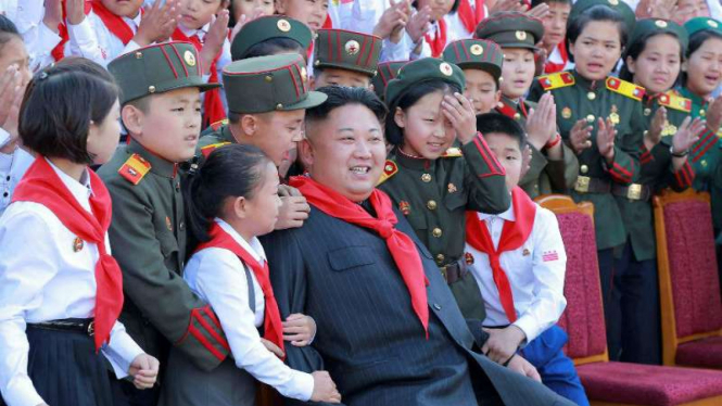Pemimpin Korea Utara, Kim Jong-un, berfoto bersama anak-anak. 