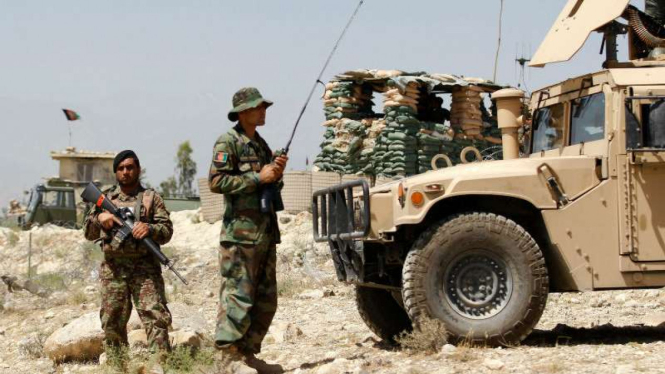 Tentara Afganistan berpatroli di wilayah negaranya.