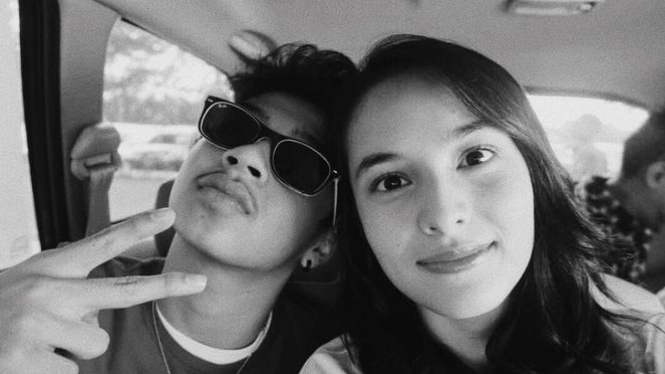 Bastian Steel bersama Chelsea Islan