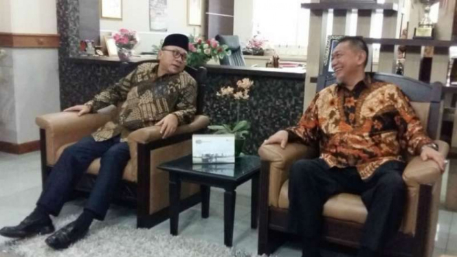 Ketua Umum PAN, Zulkifli Hasan (kiri), berbincang dengan Wakil Gubernur Jawa Barat, Deddy Mizwar, di Bandung pada Kamis, 15 Juni 2017.